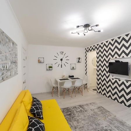 Flat 24 On Lesi Ukrainki 12 With 1 Bedroom Kiev Dış mekan fotoğraf