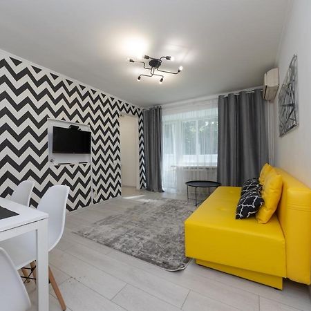 Flat 24 On Lesi Ukrainki 12 With 1 Bedroom Kiev Dış mekan fotoğraf