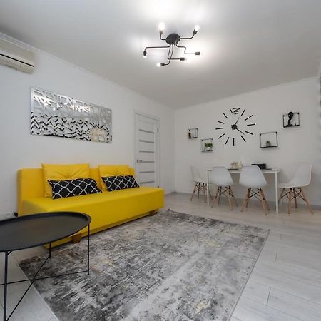 Flat 24 On Lesi Ukrainki 12 With 1 Bedroom Kiev Dış mekan fotoğraf