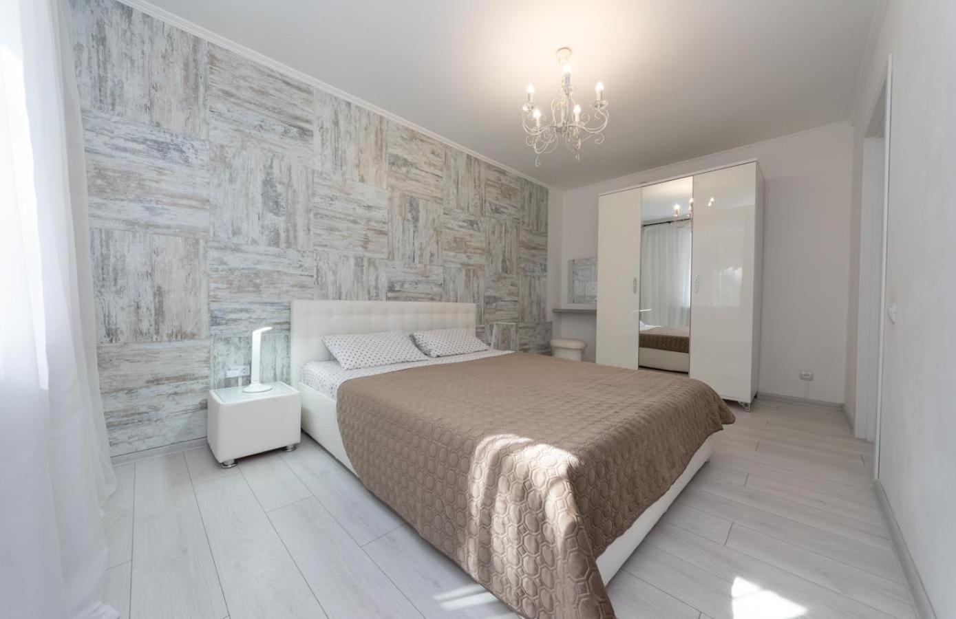 Flat 24 On Lesi Ukrainki 12 With 1 Bedroom Kiev Dış mekan fotoğraf