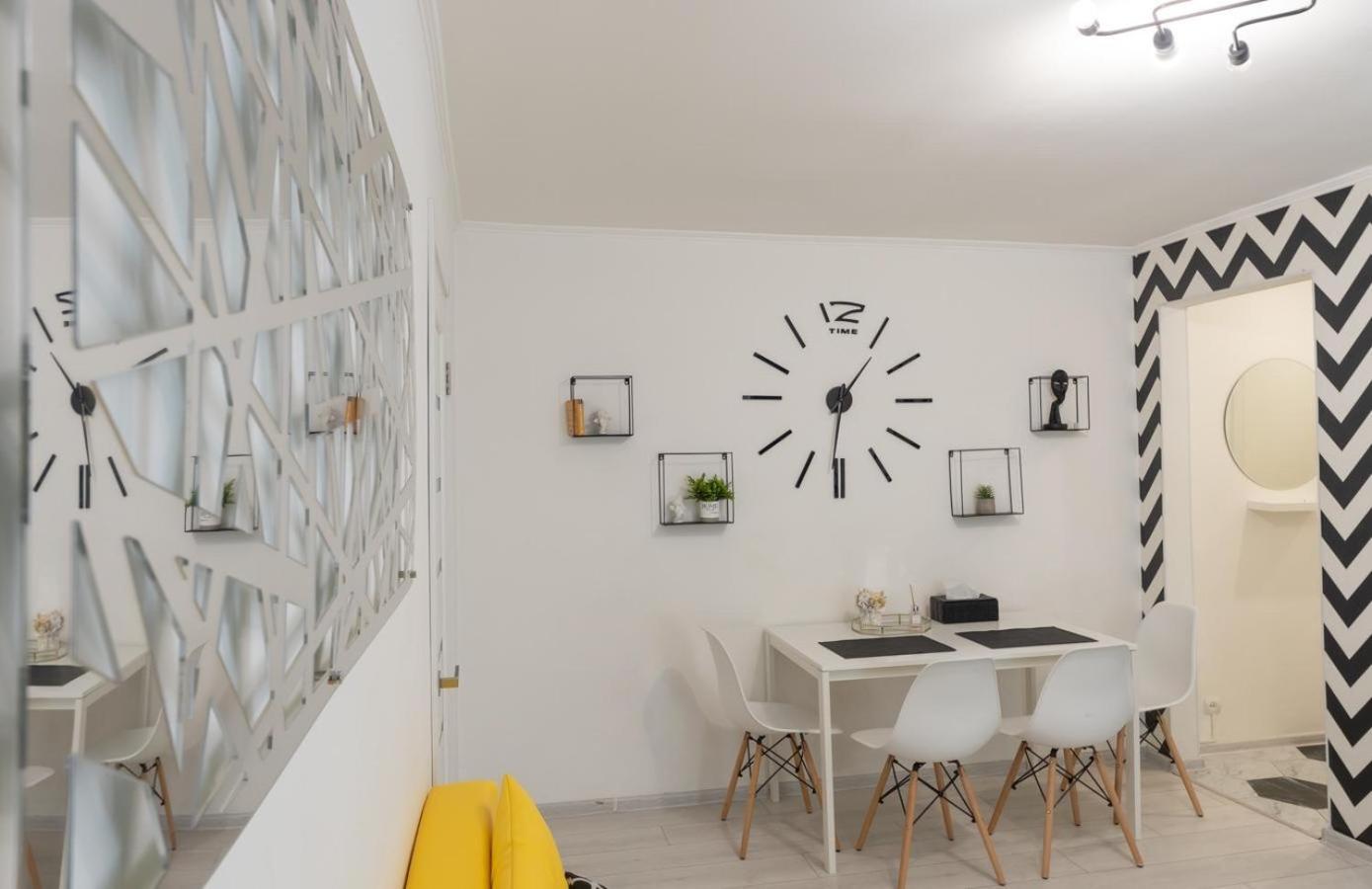 Flat 24 On Lesi Ukrainki 12 With 1 Bedroom Kiev Dış mekan fotoğraf