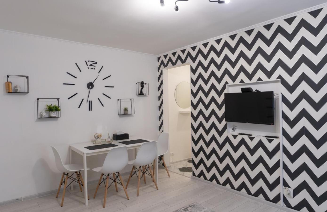 Flat 24 On Lesi Ukrainki 12 With 1 Bedroom Kiev Dış mekan fotoğraf